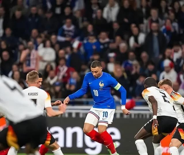 包含英格兰横扫智利，姆巴佩惊艳世界的词条