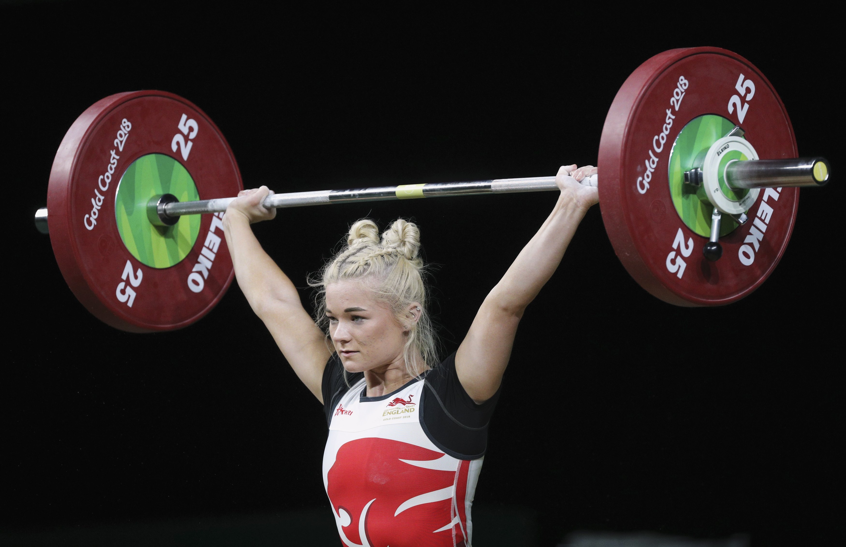 芬兰选手在举重比赛中再现辉煌