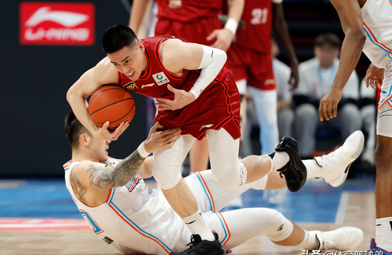 关于比赛绞尽脑汁，球队全力以赴的信息