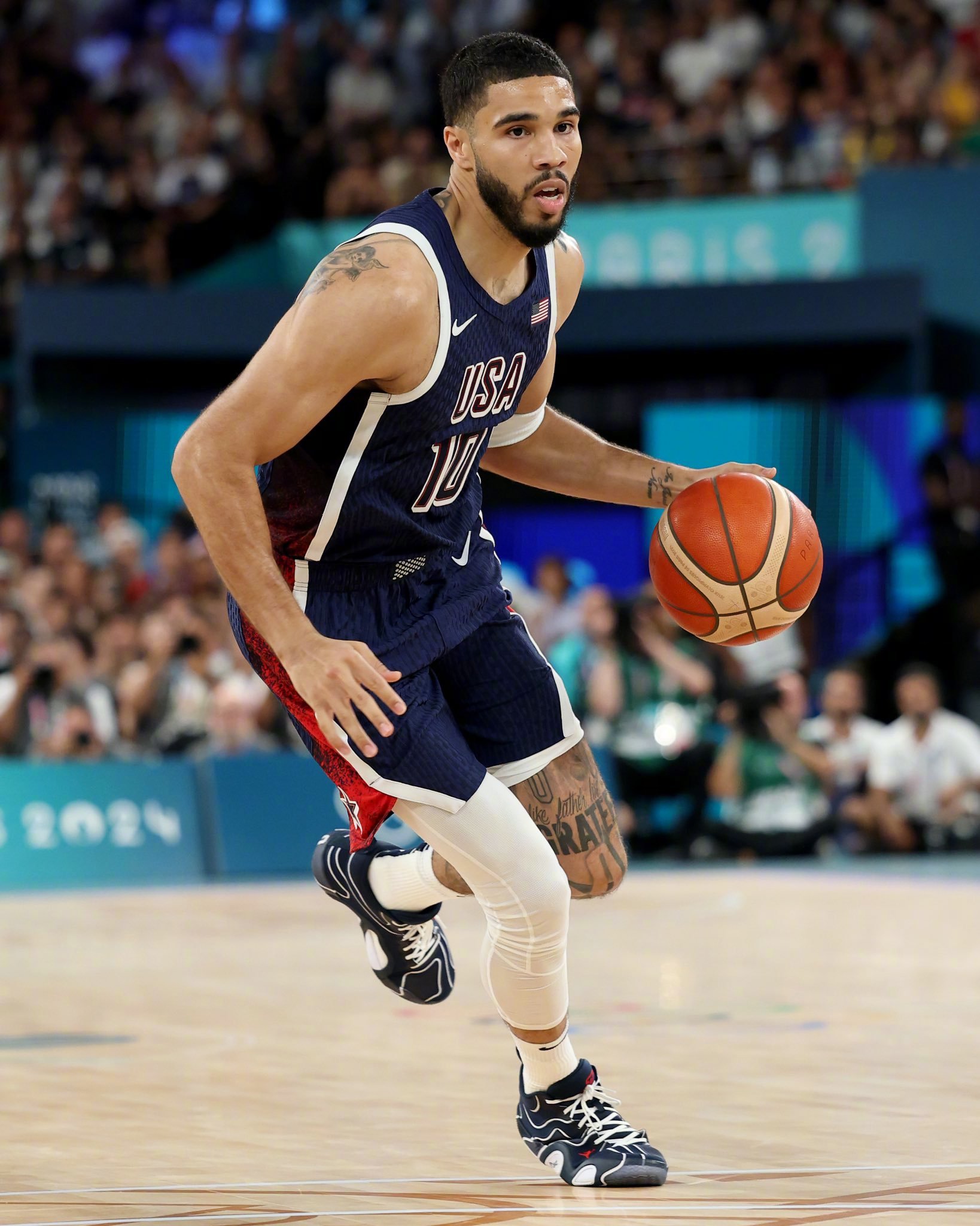 美国篮球赛事中一位老将球员表现出色