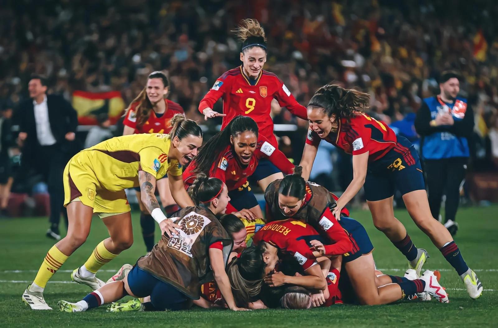 包含墨西哥女子足球联赛火爆开赛，精彩对决层出不穷的词条