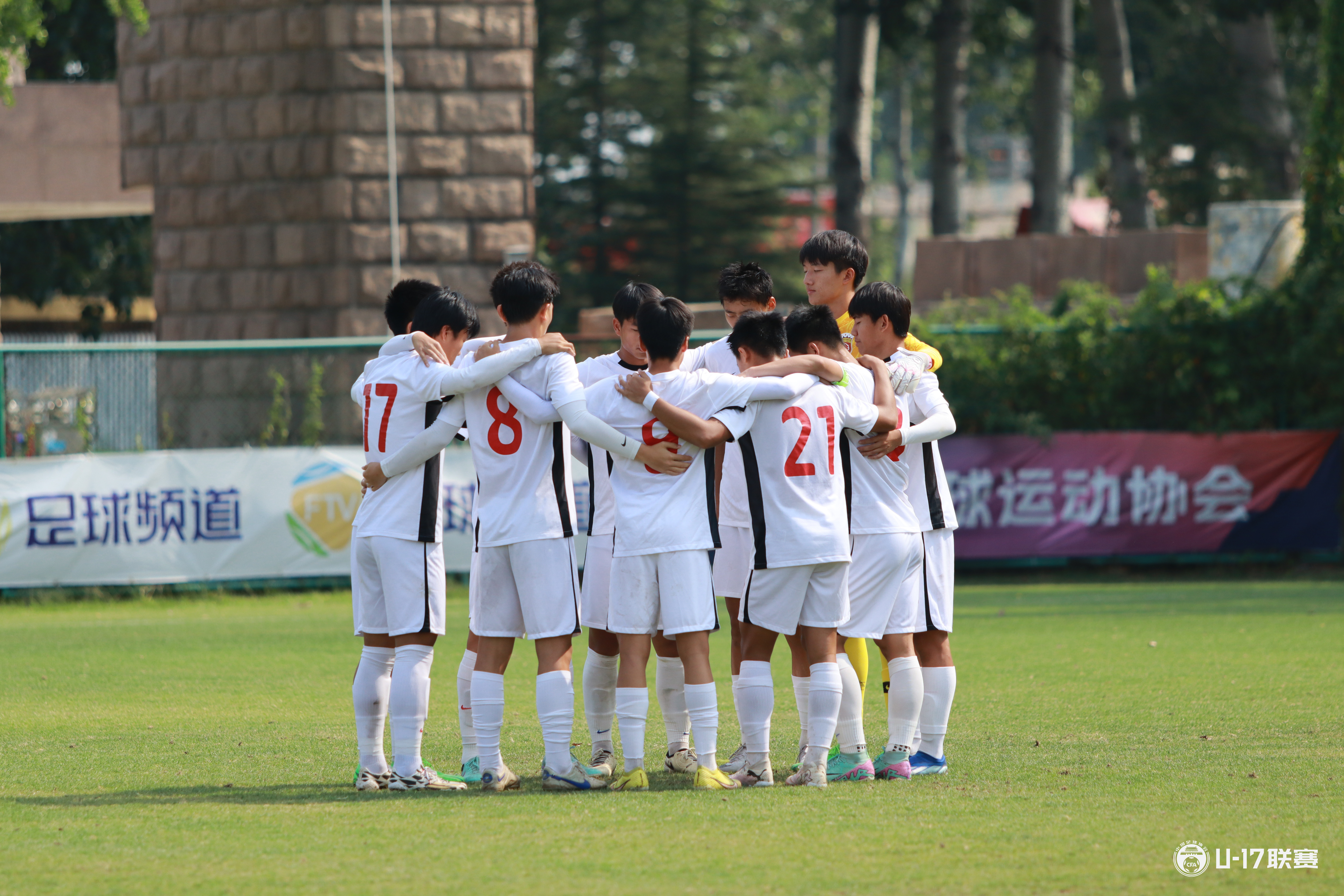 足球比赛中,各队实力对比激烈,精彩不容错过 足球比赛中,各队实力对比激烈,精彩不容错过