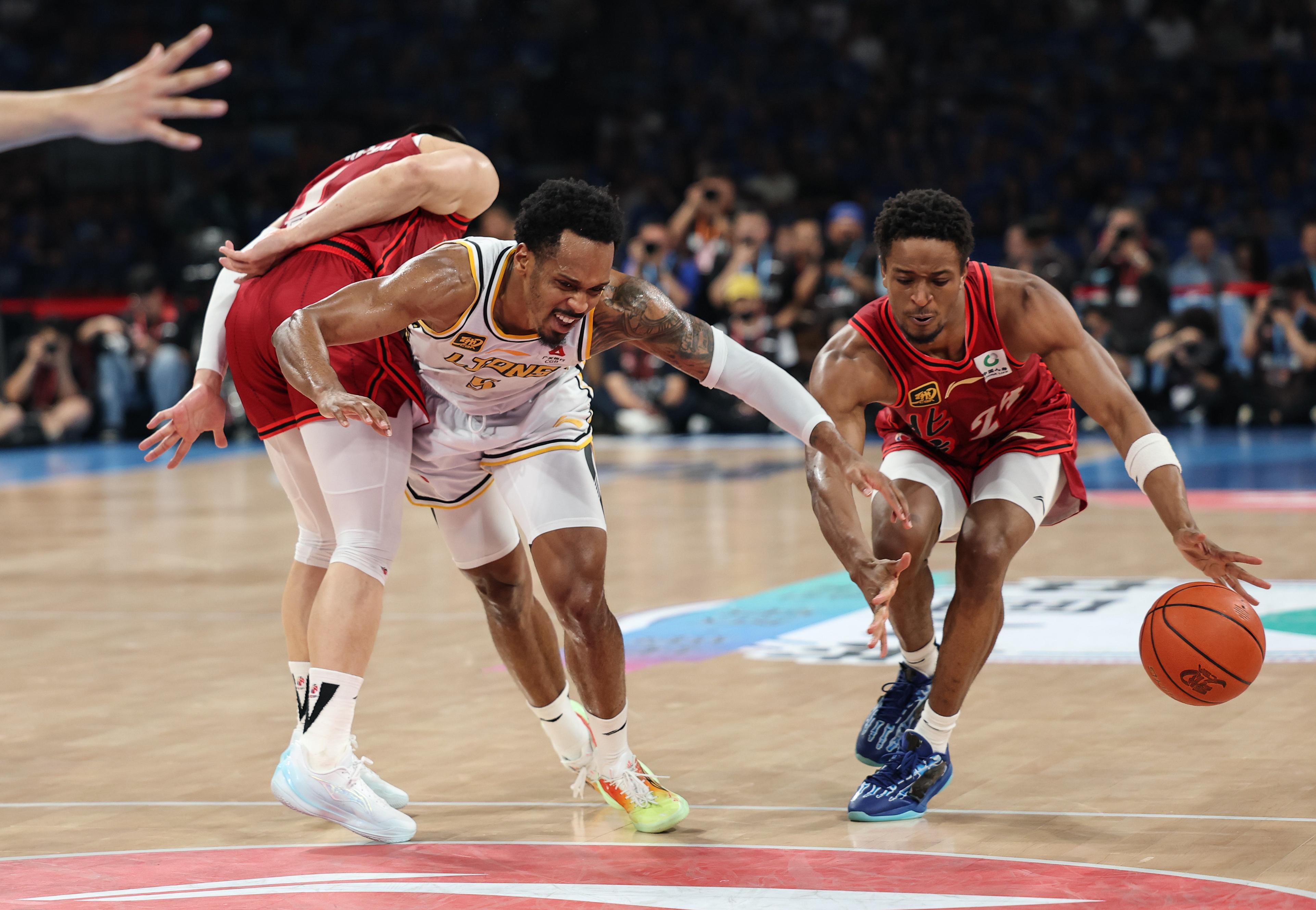 篮球世界杯四强揭晓，激烈对抗引人期待