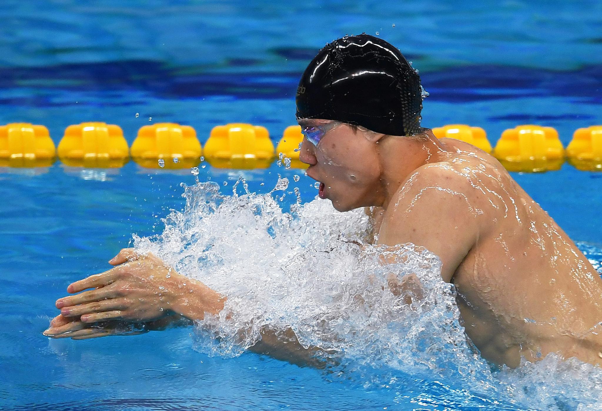 英国游泳名将再次创造记录，登上领奖台