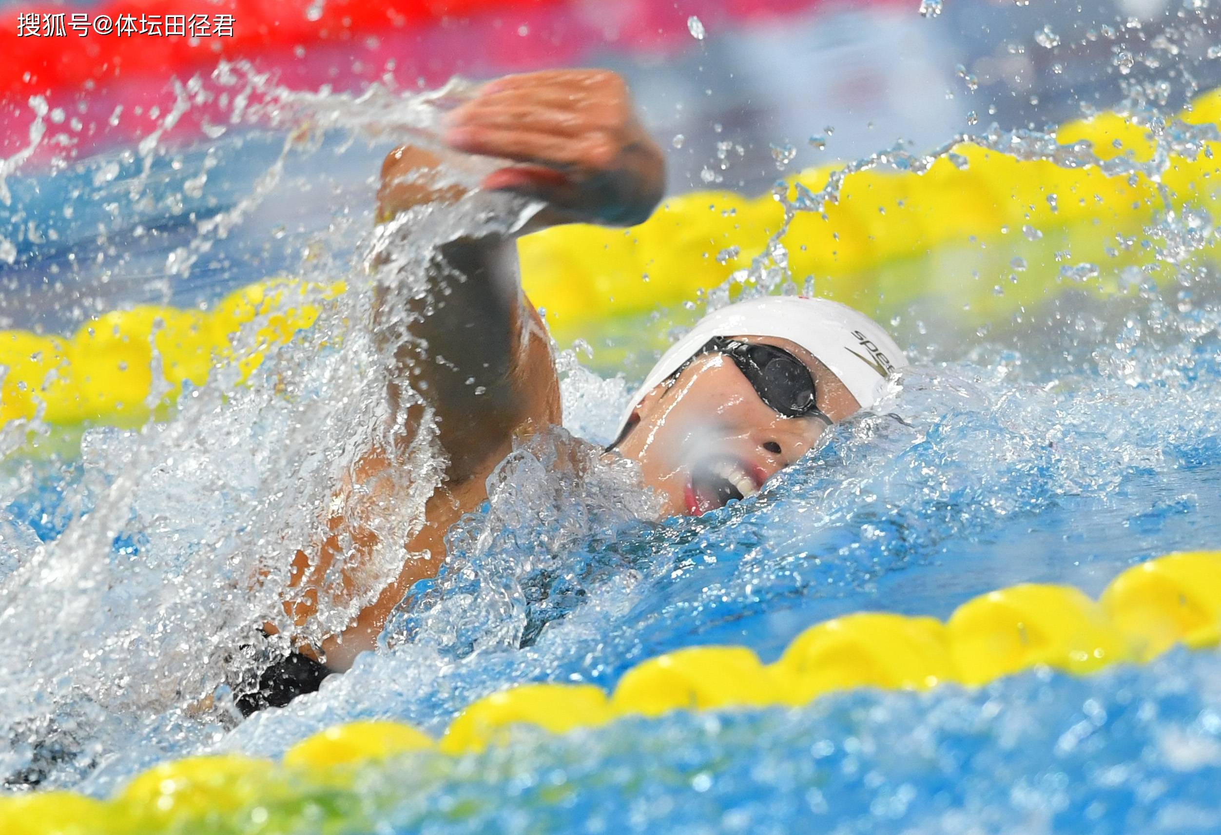 英国游泳名将再次创造记录，登上领奖台