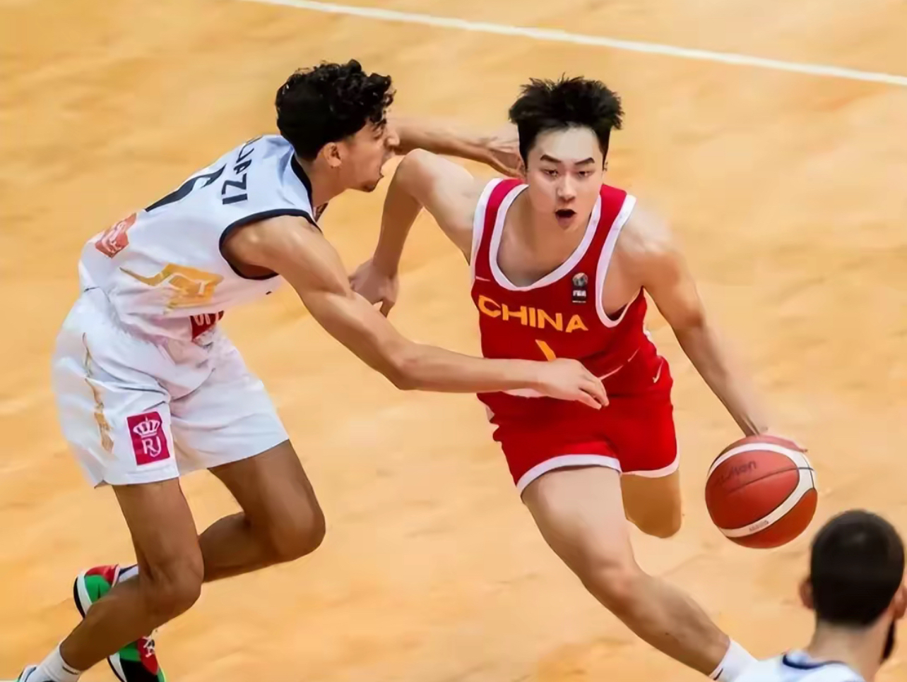 篮球大赛中两队交锋,争夺胜利,全力以赴 篮球大赛中两队交锋,争夺胜利,全力以赴