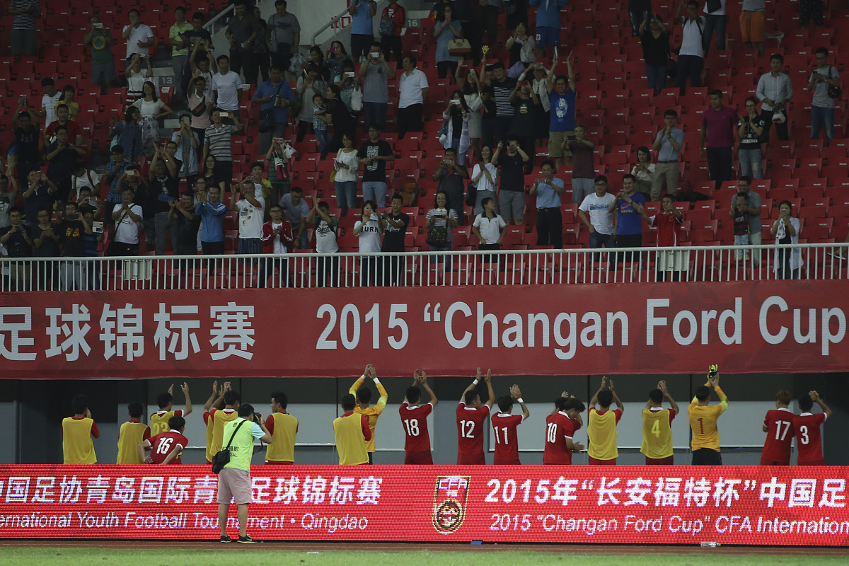 胜利的喜悦！球场上的感动瞬间的简单介绍