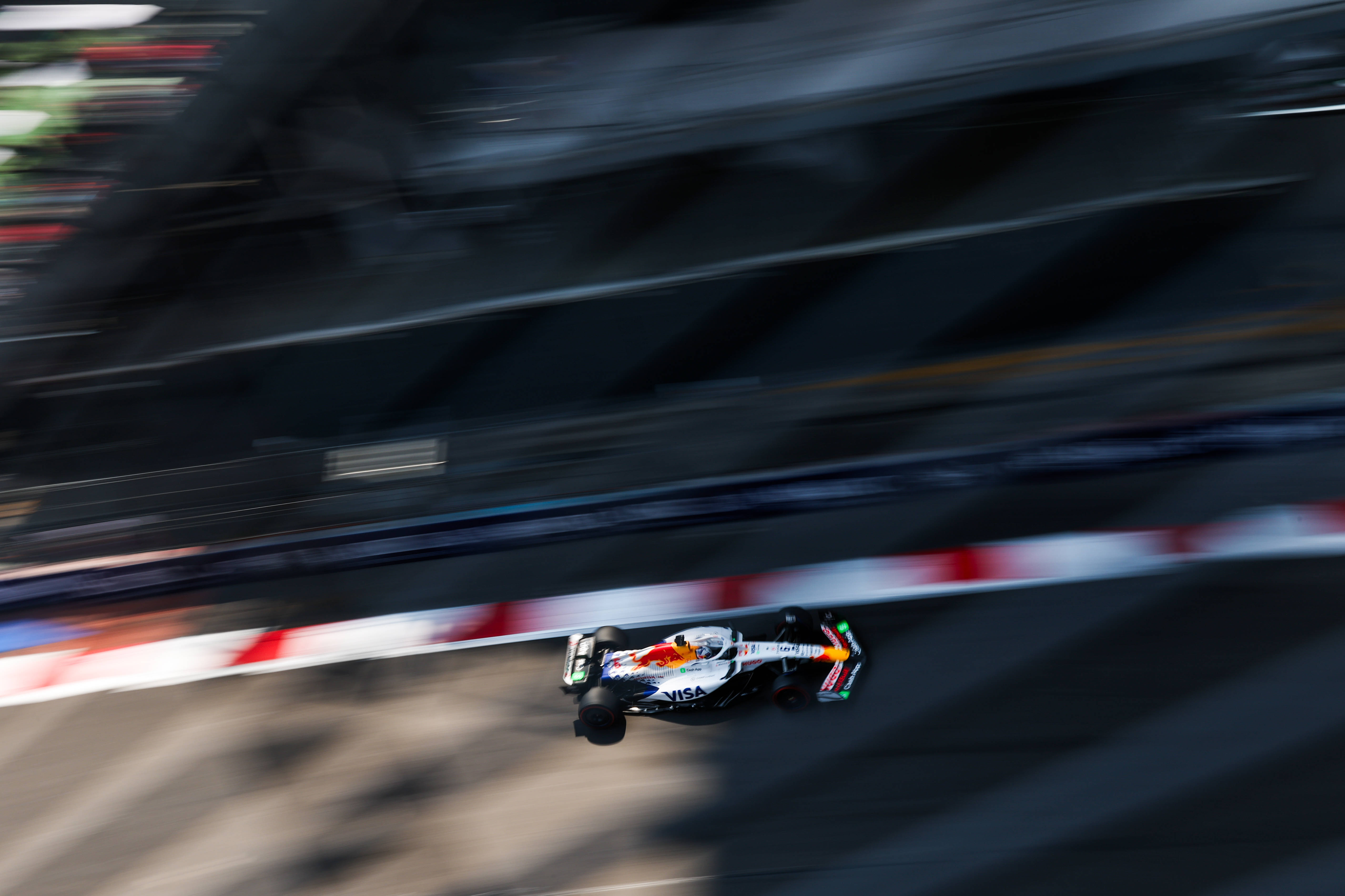 梅赛德斯轻取哈斯车队，塞恩斯扛起全队的简单介绍