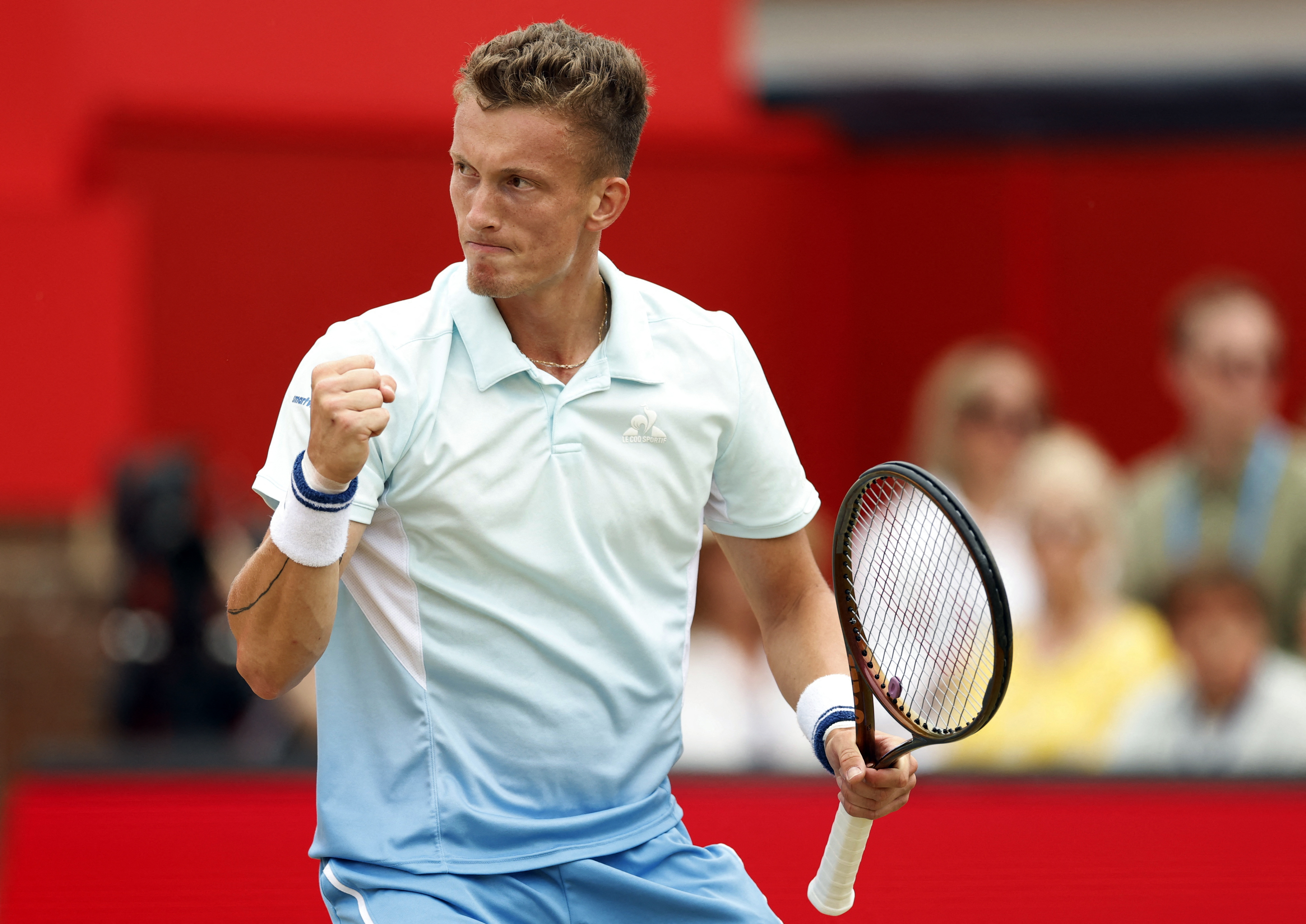 包含欧洲网球队轻取英国网球队，阿尔卡拉斯送出助攻的词条